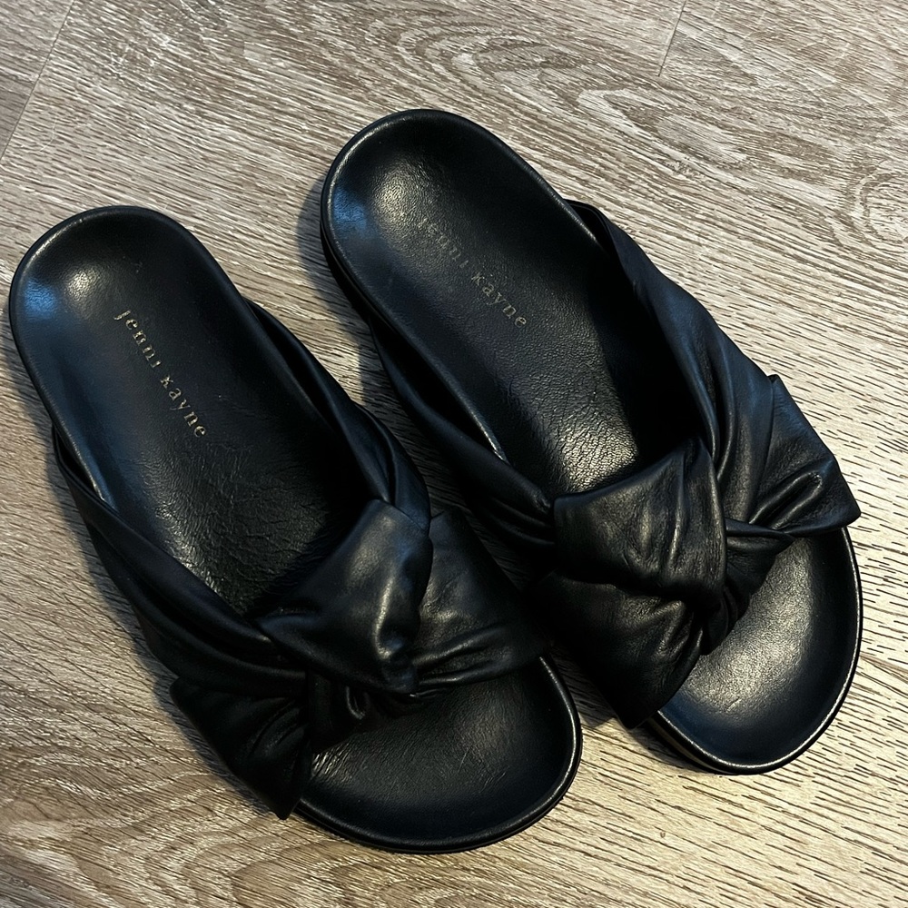 FLASH SALE 🔥 Jenni Kayne leather knot slides